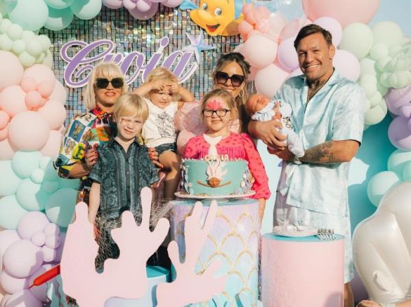 UFC明星康纳·麦格雷戈和家人在迪拜为女儿Croía举行了奢华的生日派对