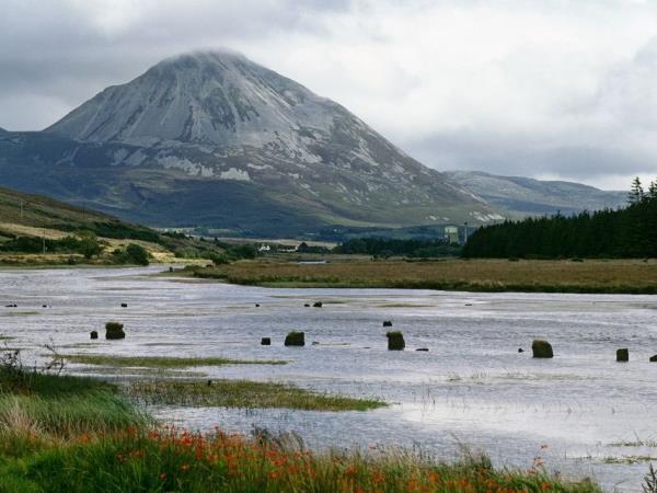 在多尼戈尔“危险”的天气条件下，两人在厄里格尔山获救