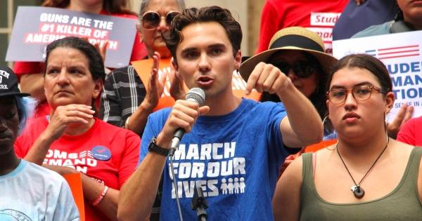 “学习而不是封锁”：北卡罗来纳大学学生在枪击事件后呼吁更严格的枪支法律